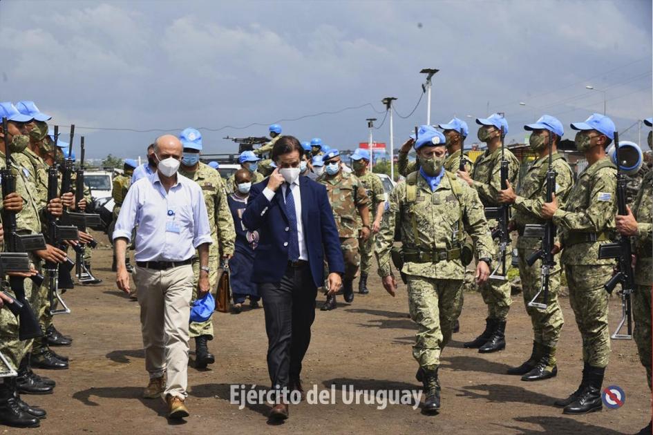 Autoridades con efectivos uruguayos en Congo