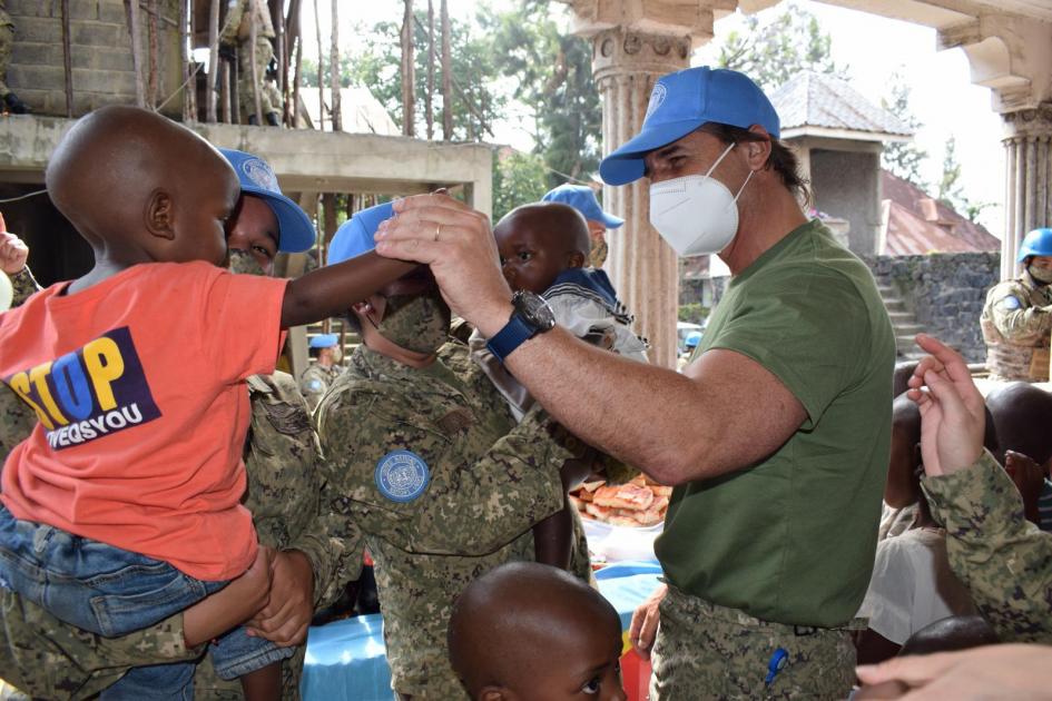 Autoridades con efectivos uruguayos en Congo