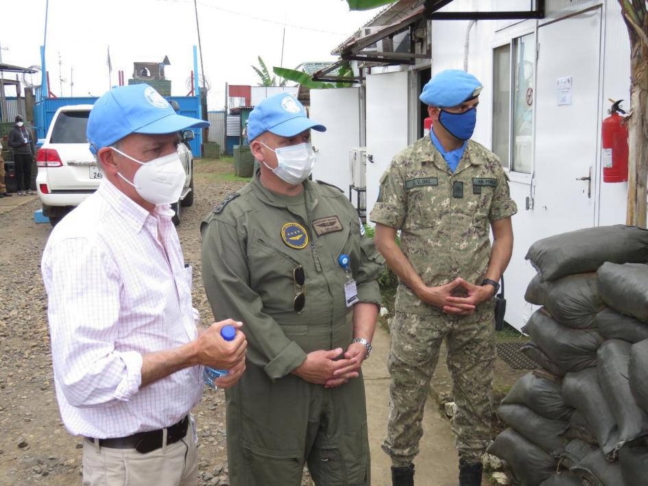 Autoridades con efectivos uruguayos en Congo