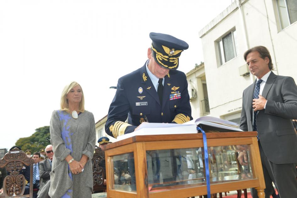 Firma Libro Honor ESMADE Gral del Aire Rodolfo Pereyra