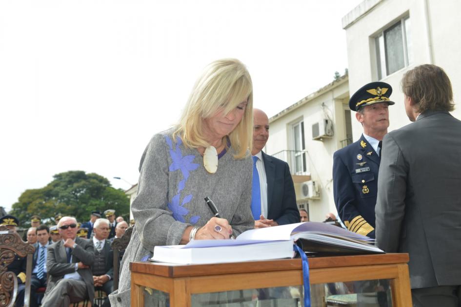 Firma Libro Honor ESMADE Vicepresidenta de la ROU Beatriz Argimón