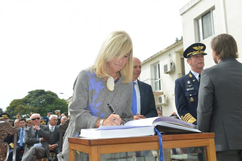 Firma Libro Honor ESMADE Vicepresidenta de la ROU Beatriz Argimón Firma Libro Honor ESMADE Vicepresidenta de la ROU Beatriz Argimón