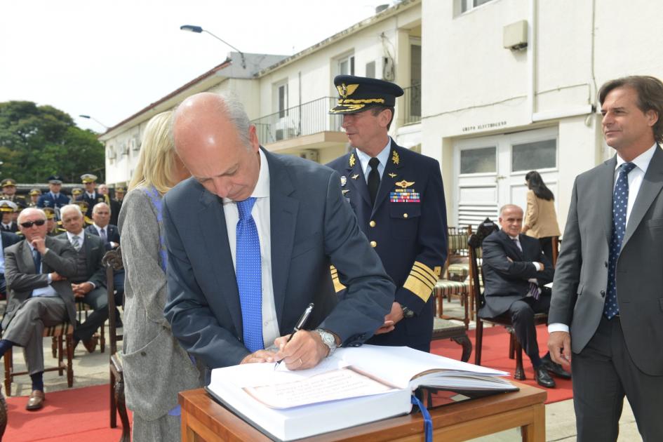 Firma Libro Honor ESMADE MDN Javier García