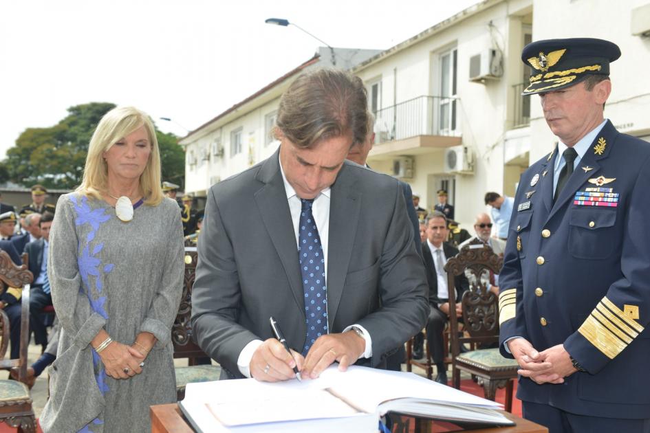 Firma Libro Honor ESMADE Presidente de la ROU Luis Lacalle Pou