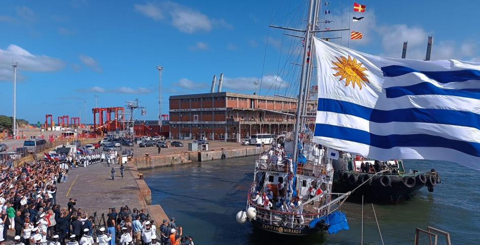 Capitán Miranda partiendo del puerto de Montevideo Capitán Miranda partiendo del puerto de Montevideo
