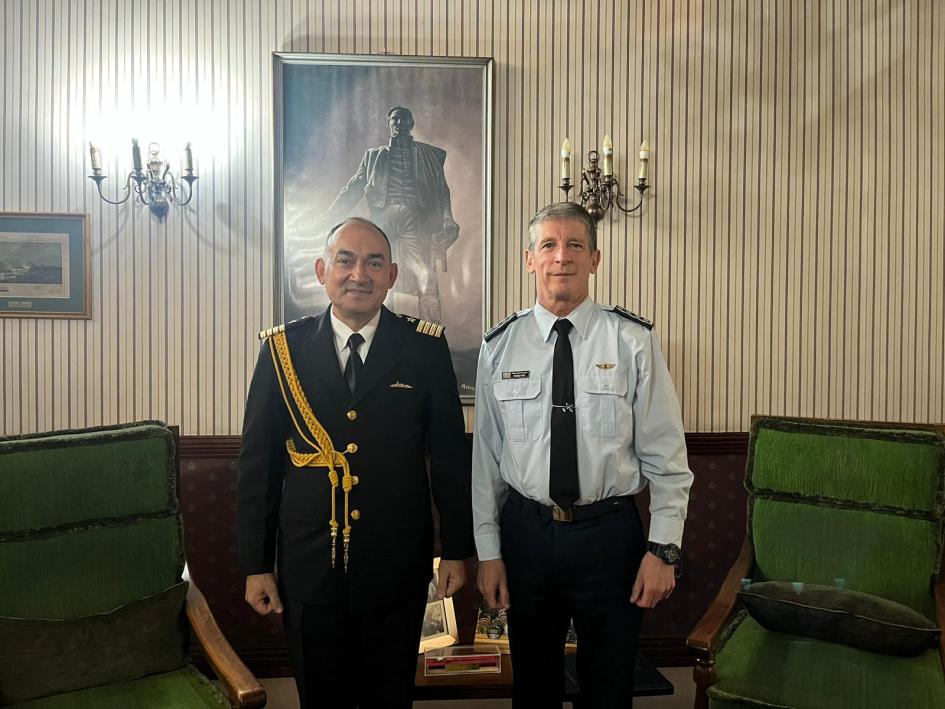 El Jefe del ESMADE junto al Agredado de Defensa Visita de los Agregados de Paraguay