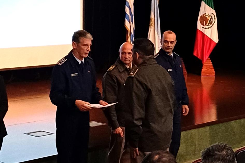 Entrega de diplomas por parte del Jefe del ES.MA.DE., General del Aire Rodolfo D. Pereyra Entrega de diplomas por parte del Jefe del ES.MA.DE., General del Aire Rodolfo D. Pereyra
