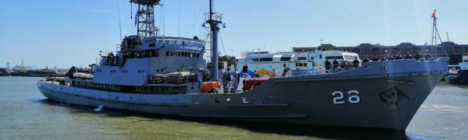 ROU Vanguardia en el Puerto de Montevideo a punto de zarpar para la Antártida