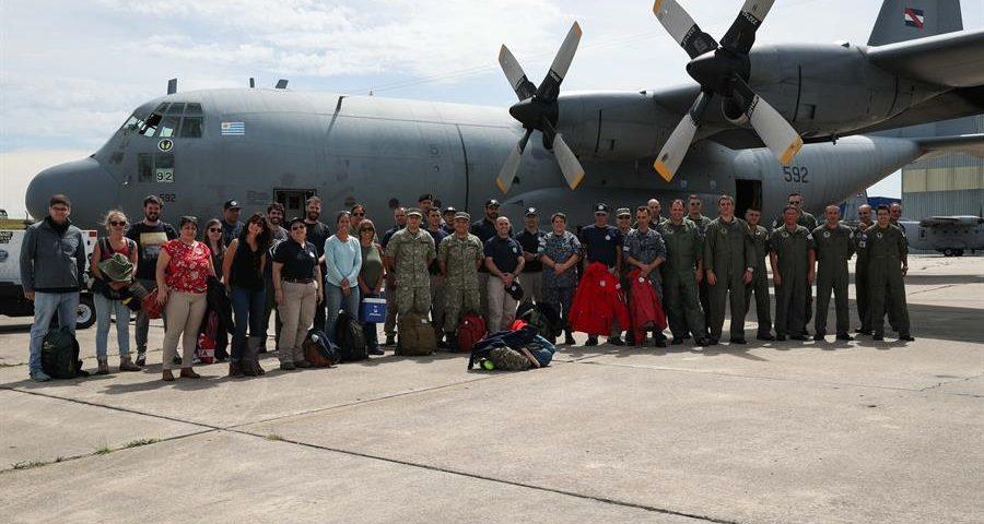 Imagen con todas las personas que participaron de la misión al borde del avión.