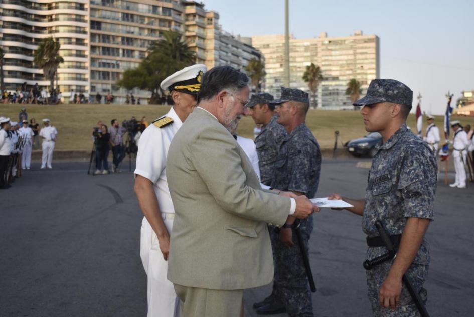 Ministro de Defensa Nacional, Dr. José Bayardi entregando los diplomas por Hechos Destacados al Personal Superior y Subalterno de la Prefectura Nacional Naval.
