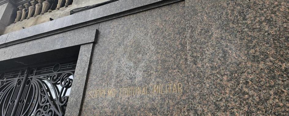 Fachada con escudo de Supremo Tribunal Militar Fachada con escudo de Supremo Tribunal Militar