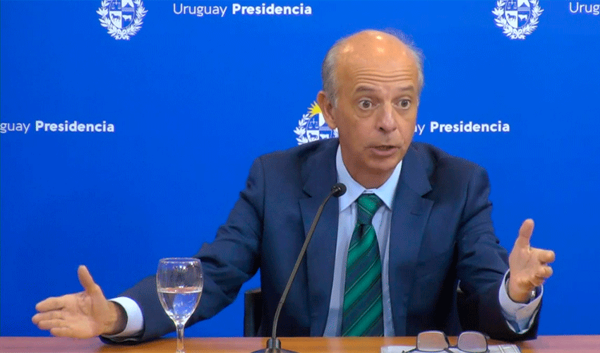 Ministro de Defensa Nacional, Javier García hablando sobre el remate del avión denominado Presidencial