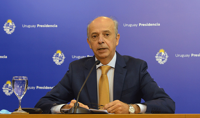 Ministro de Defensa Nacional, Javier García en conferencia de prensa