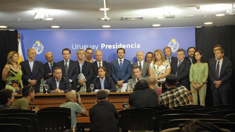 Presidente de la República, Luis Lacalle Pou reunido en conferencia de prensa con todos los ministros