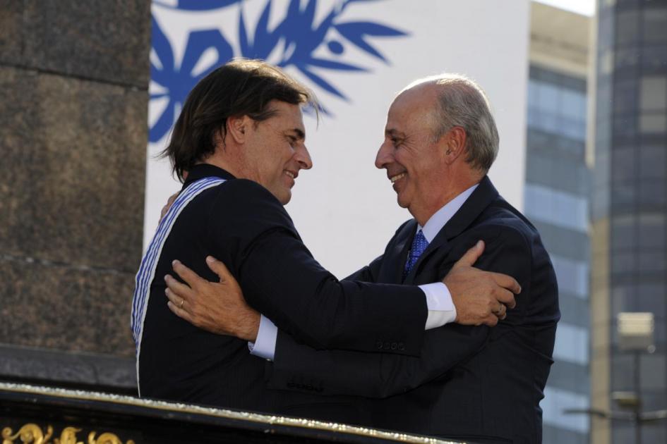 Saludo entre el presidente Luis Lacalle Pou y el ministro Javier García 