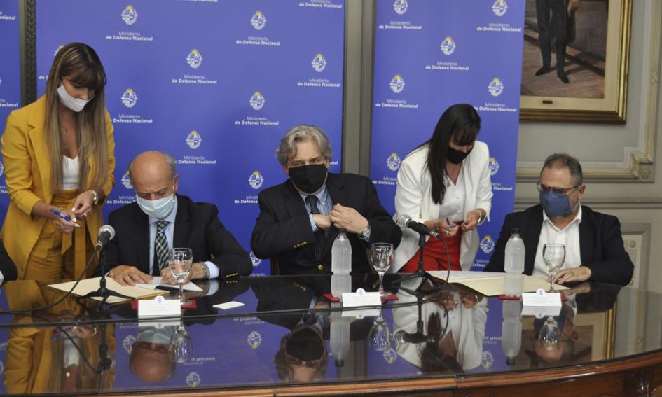 Firma del convenio por las autoridades Firma del convenio por las autoridades