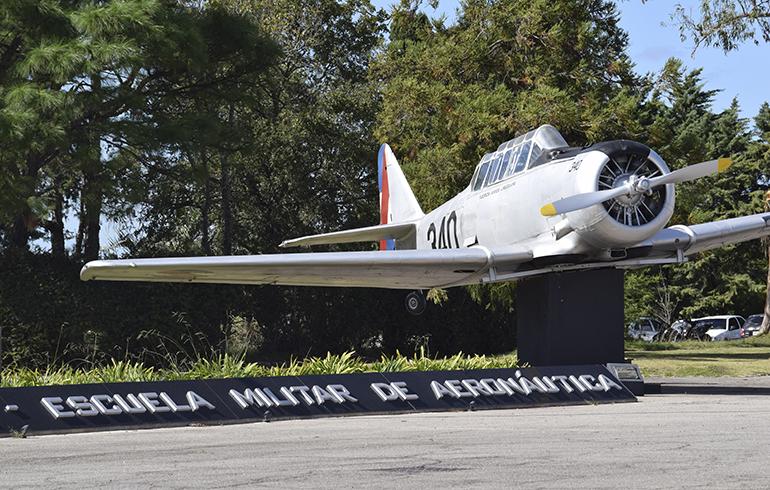 Monumento con Avioneta y y abajo nombre de la Escuela Militar de Aeronáutica