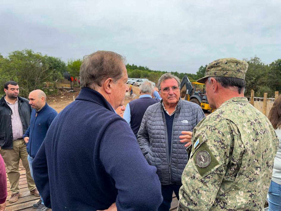 Ministro y autoridades del Ejército