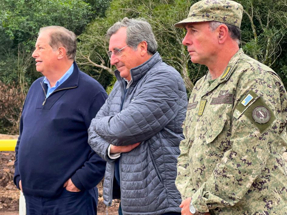 Ministro, intendente de Tacuarembó y autoridades del Ejército Ministro, intendente de Tacuarembó y autoridades del Ejército