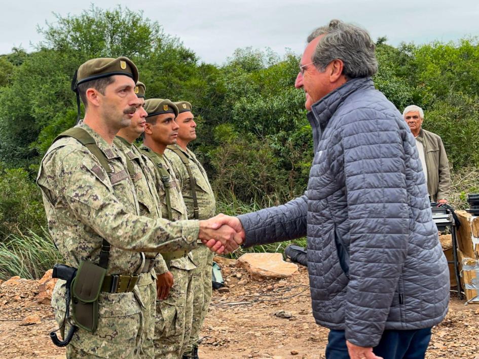 Ministro saludando al personal Ministro saludando al personal