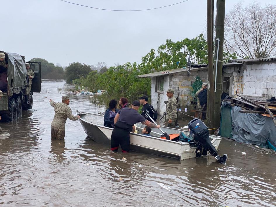 Efectivos del Ejército y la Armada realizando evacuaciones por inundaciones en Melo y Río Branco