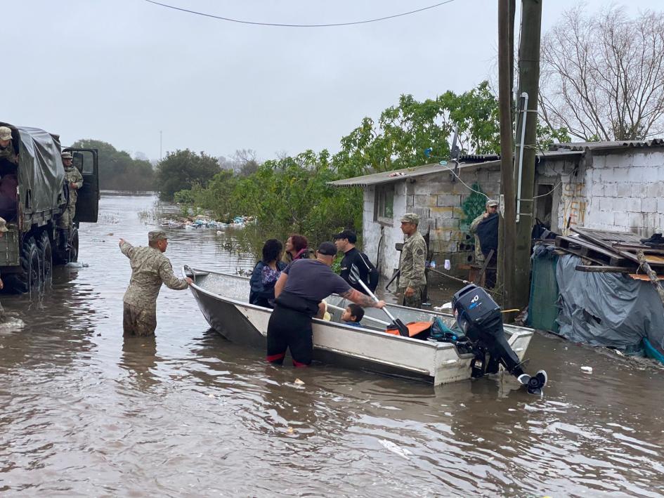 Efectivos del Ejército y la Armada realizando evacuaciones por inundaciones en Melo y Río Branco Efectivos del Ejército y la Armada realizando evacuaciones por inundaciones en Melo y Río Branco