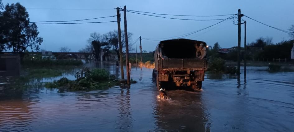 Efectivos del Ejército y la Armada realizando evacuaciones por inundaciones en Melo y Río Branco