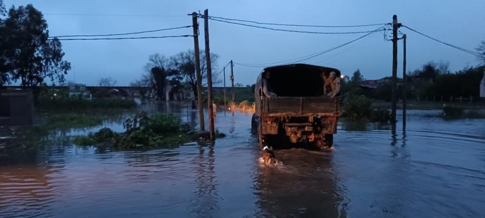 Efectivos del Ejército y la Armada realizando evacuaciones por inundaciones en Melo y Río Branco Efectivos del Ejército y la Armada realizando evacuaciones por inundaciones en Melo y Río Branco