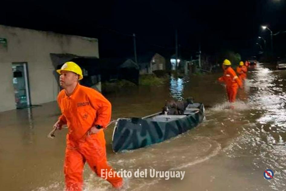 Efectivos del Ejército y la Armada realizando evacuaciones por inundaciones en Melo y Río Branco