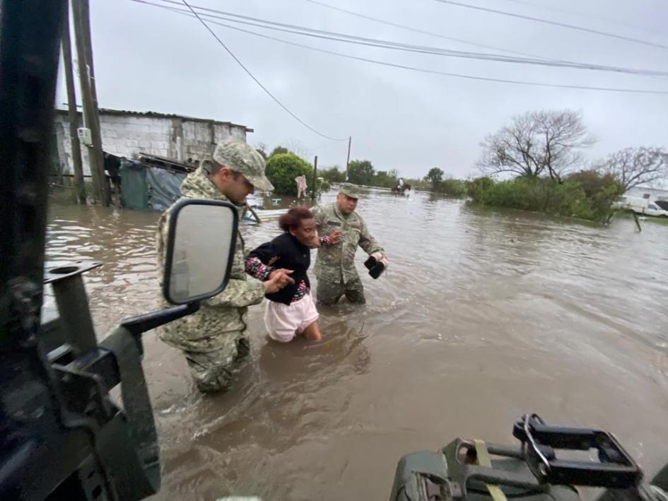 Efectivos del Ejército y la Armada realizando evacuaciones por inundaciones en Melo y Río Branco