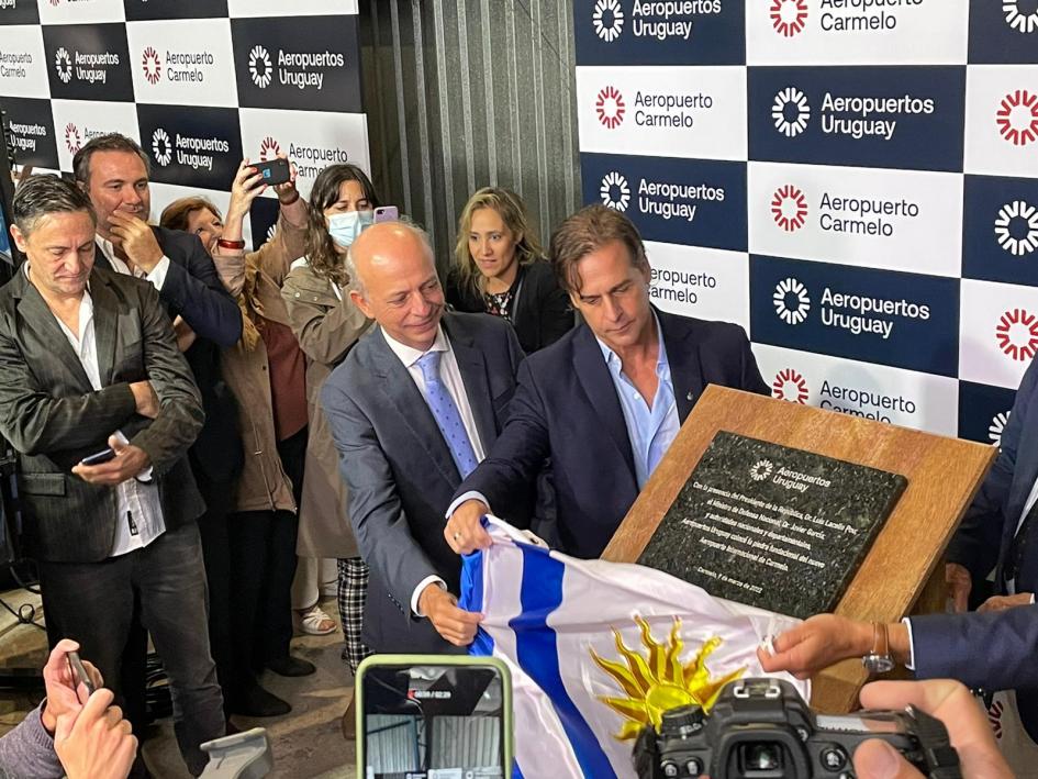 Presidente Lacalle Pou junto al ministro de Defensa Nacional Javier García descubriendo placa Presidente Lacalle Pou junto al ministro de Defensa Nacional Javier García descubriendo placa