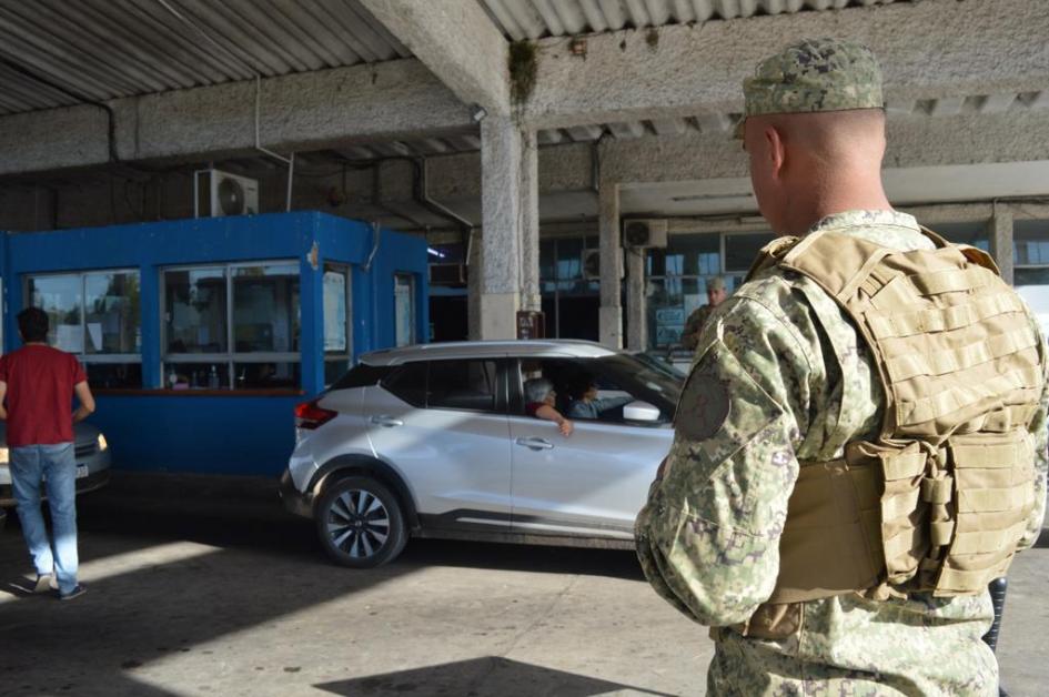 Personal del Ejército apoyando trabajo de aduanas en puentes con Argentina Personal del Ejército apoyando trabajo de aduanas en puentes con Argentina