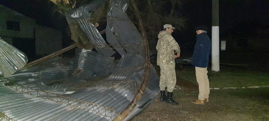 Ministro García junto a personal militar en Paysandú tras turbonada Ministro García junto a personal militar en Paysandú tras turbonada