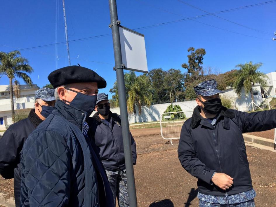 Ministro de Defensa junto a personal de la Armada Nacional