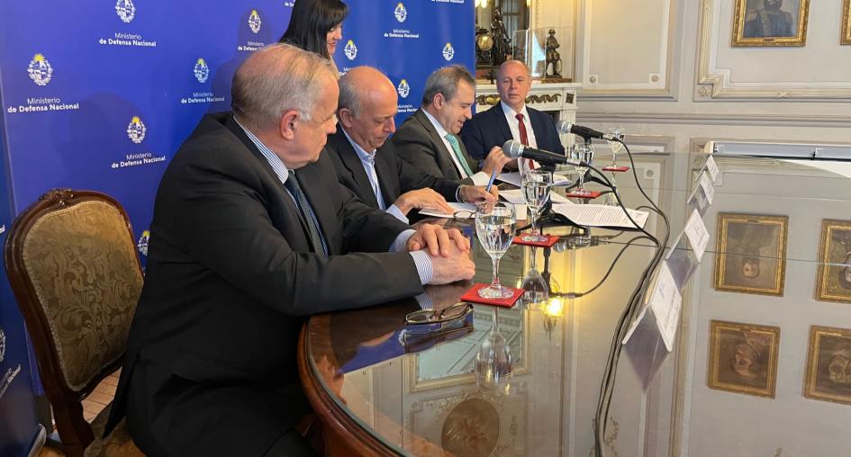 Ministro de Defensa junto a Ministro de Vivienda y autoridades del MVOT y MDN firmando convenio Ministro de Defensa junto a Ministro de Vivienda y autoridades del MVOT y MDN firmando convenio