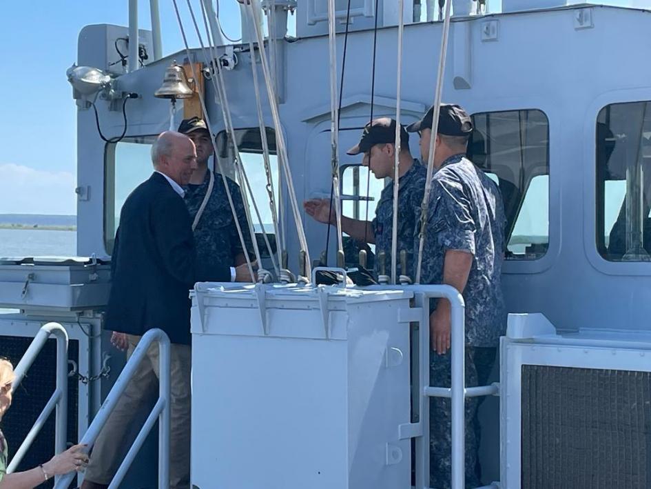 Ministro con personal de la Armada Nacional en Guardacostas Clase Protector