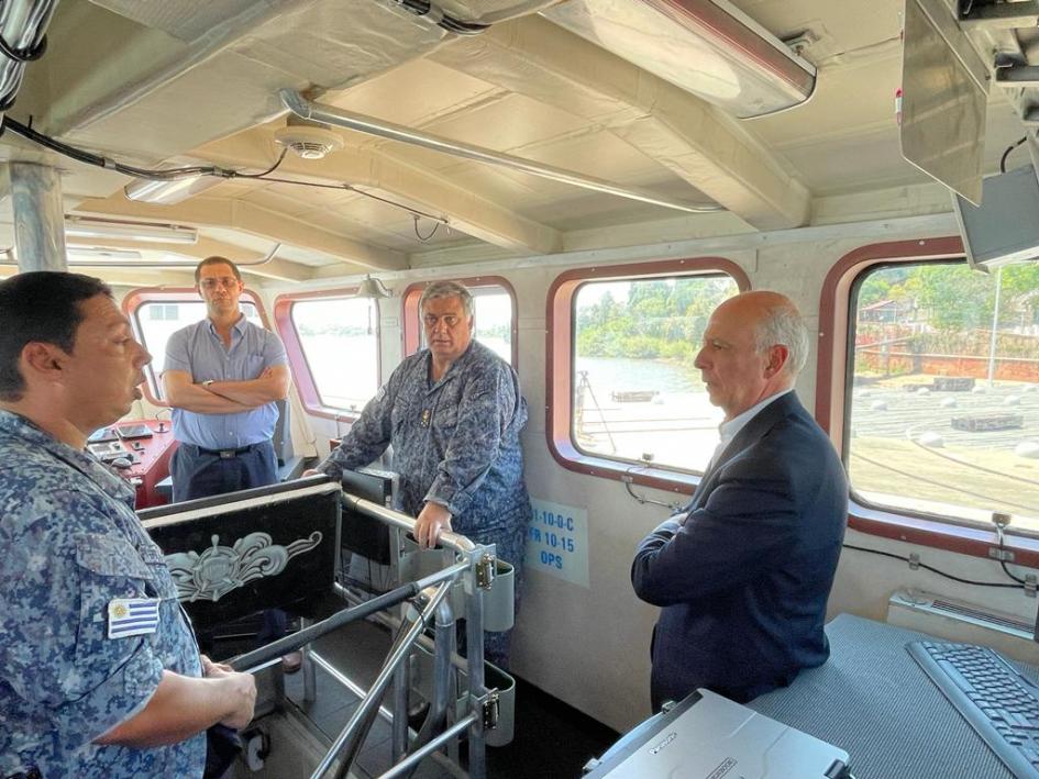 Ministro con personal de la Armada Nacional en Guardacostas Clase Protector Ministro con personal de la Armada Nacional en Guardacostas Clase Protector