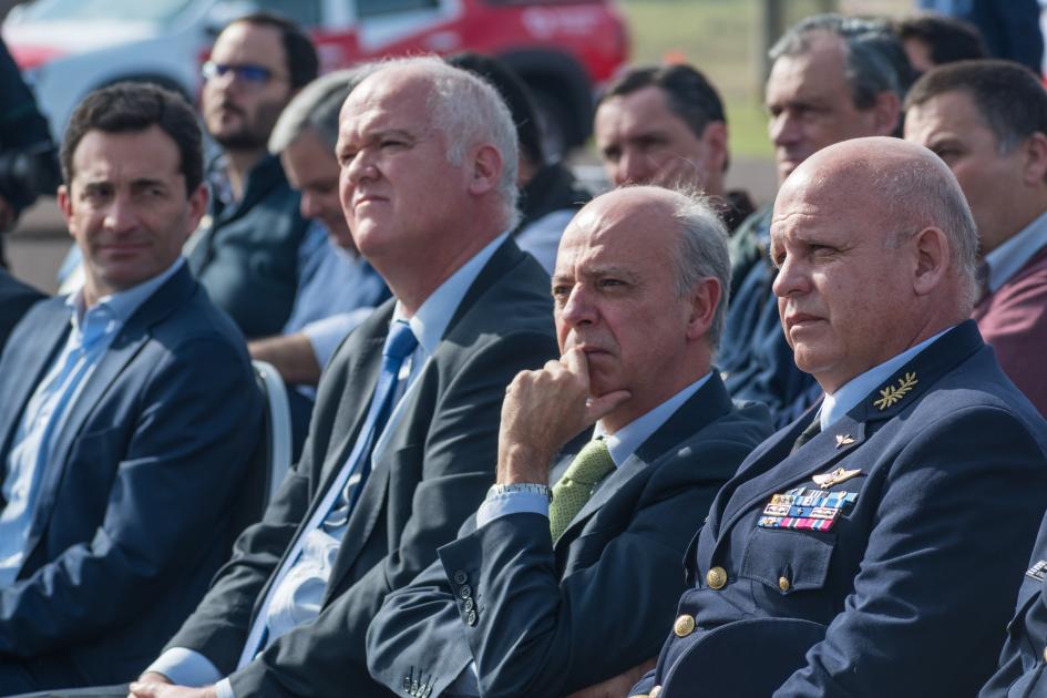 Ministro de Defensa Nacional junto a autoridades del Ministerio de Defensa y de Aeropuertos Uruguay Ministro de Defensa Nacional junto a autoridades del Ministerio de Defensa y de Aeropuertos Uruguay