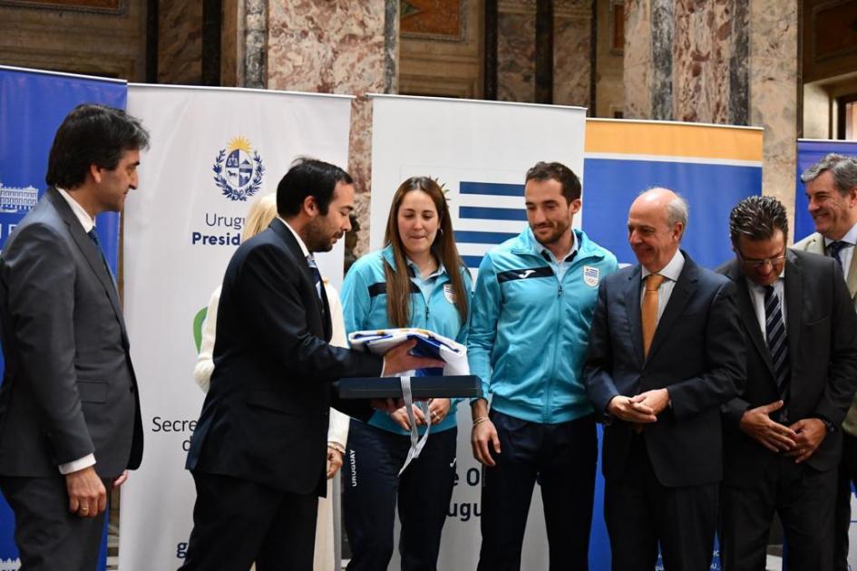 Ministro de Defensa junto a la Vicepresidenta y autoridades haciendo entraga del Pabellón Nacional Ministro de Defensa junto a la Vicepresidenta y autoridades haciendo entraga del Pabellón Nacional
