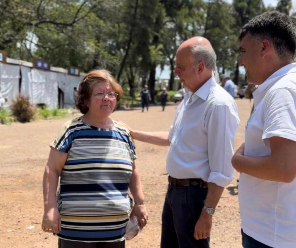 Ministro García hablando con ciudadanos de Paysandú