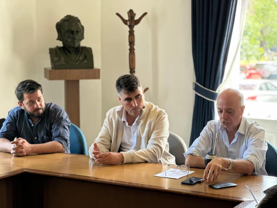 Ministro García junto a autoridades en reunión por inundaciones en Paysandú Ministro García junto a autoridades en reunión por inundaciones en Paysandú