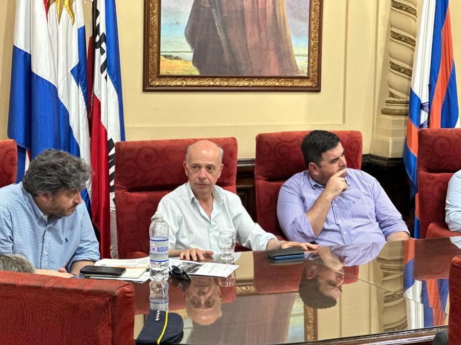 Ministro García junto a autoridades en reunión por inundaciones en Paysandú