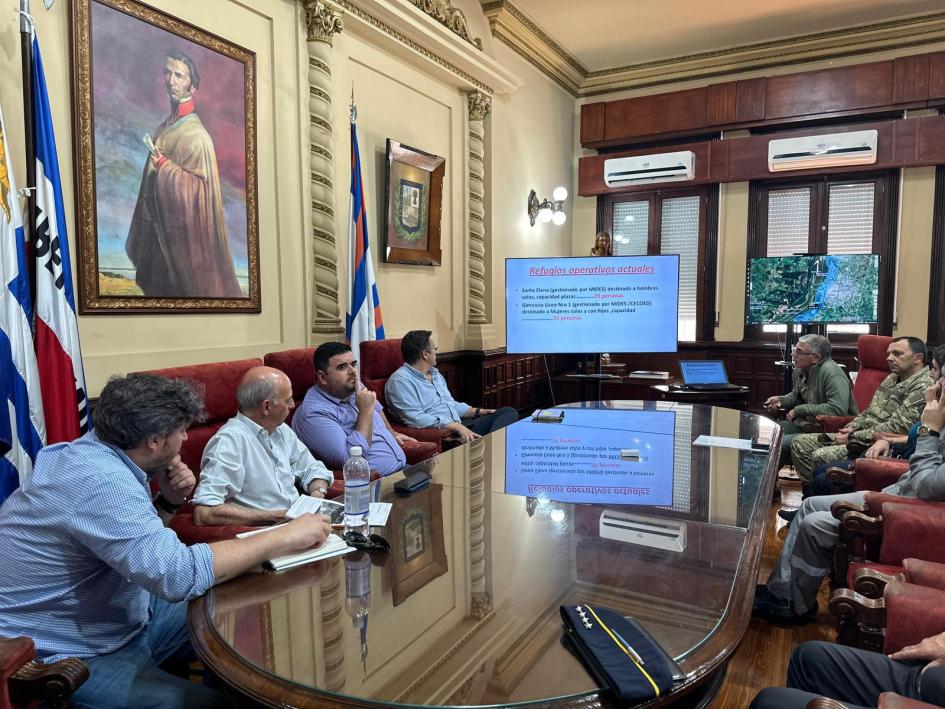 Ministro García junto a autoridades en reunión por inundaciones en Paysandú