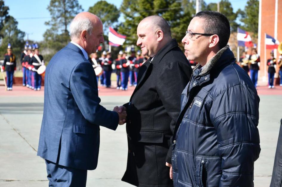 Ministro de Defensa Nacional saludando al personal retirado del Ejército Nacional Ministro de Defensa Nacional saludando al personal retirado del Ejército Nacional