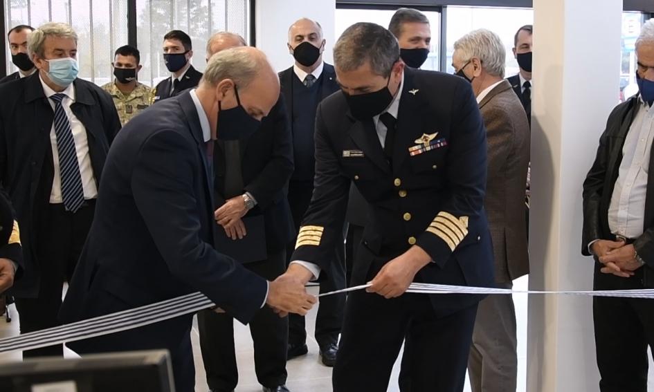 Ministro de Defensa Nacional cortando cinta de inauguración de obras en el aeropuerto de Melilla Ministro de Defensa Nacional cortando cinta de inauguración de obras en el aeropuerto de Melilla