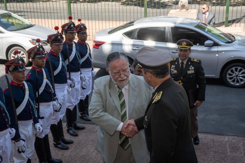 Ministro de Defensa Nacional, José Bayardi llegando a la ceremonia