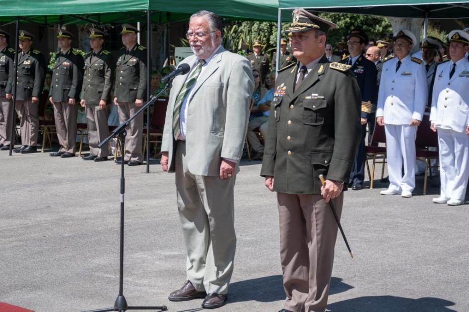 Ministro de Defensa Nacional, José Bayardi con el Comandante en Jefe del Ejercito, Gral. Claudio Feola saludando a los militares presentes en la ceremonia