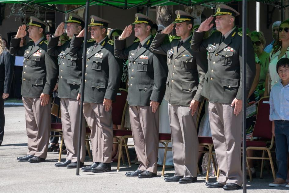 Militares que van a ser ascendidos a Generales cantando el Himno Nacional