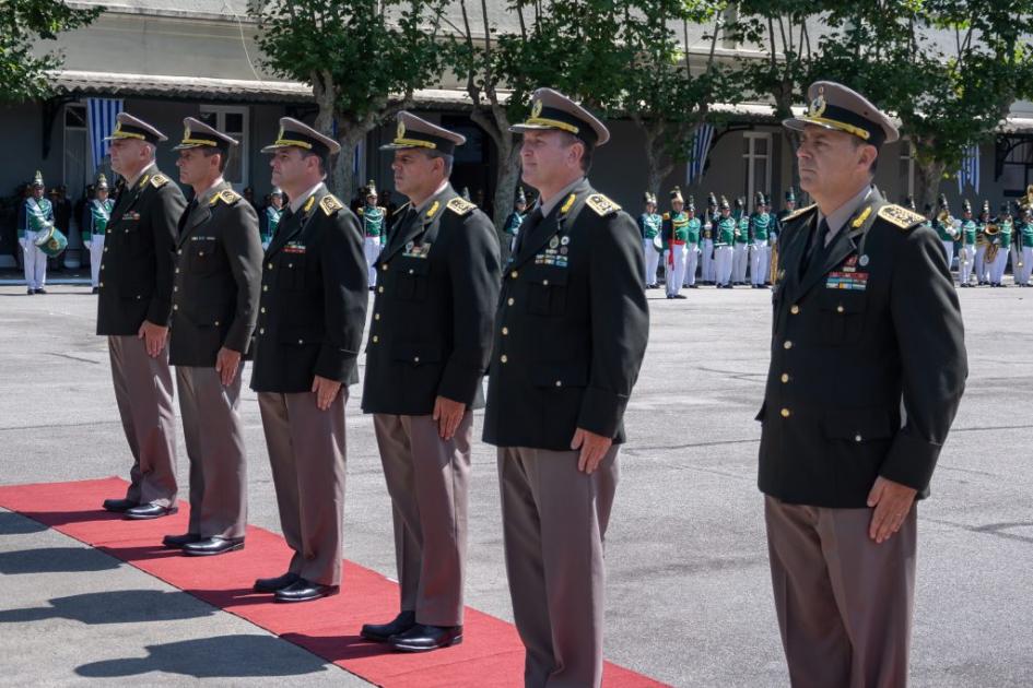Militares que van a ser ascendidos a Generales esperando a recibir el bastón de mando