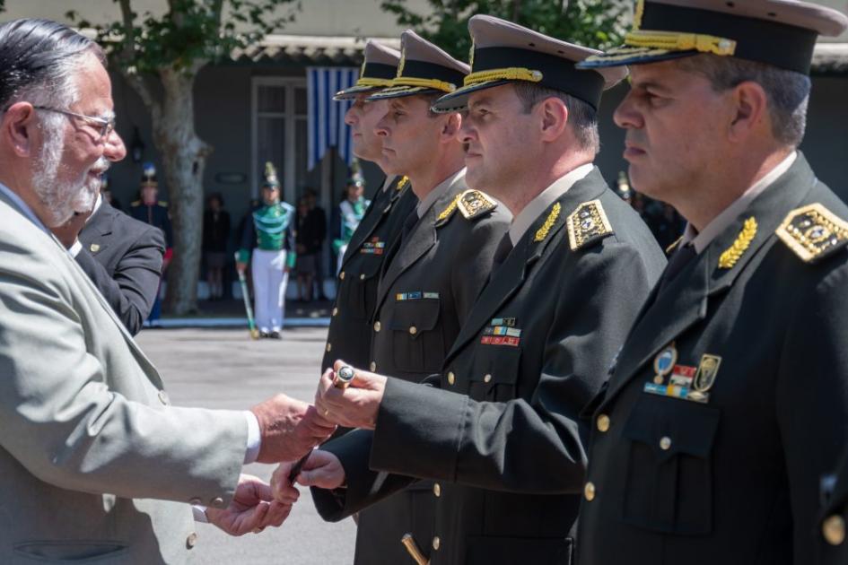 Ministro de Defensa Nacional, José Bayardi entregando bastones de mando a los nuevos Generales del Ejército Nacional